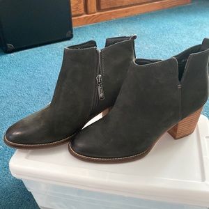 Blondo dark green booties great shoe for Fall and Winter perfect with jeans
